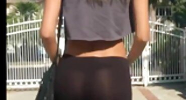 sex mai linh Kẻ Lừa đảo ôm phim sex bú lon cô gái trong xe và ném trên đường phố.